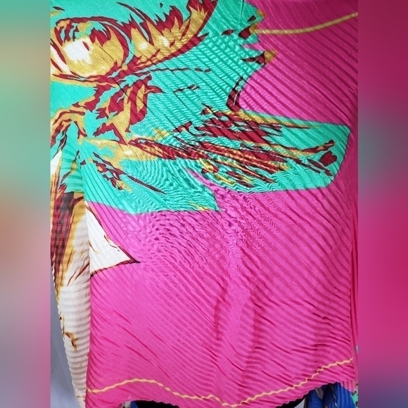 Beautiful Pink Hawaiian Off the Shoulder Pearl Button Overlaying Wrap - Picture 3 of 8